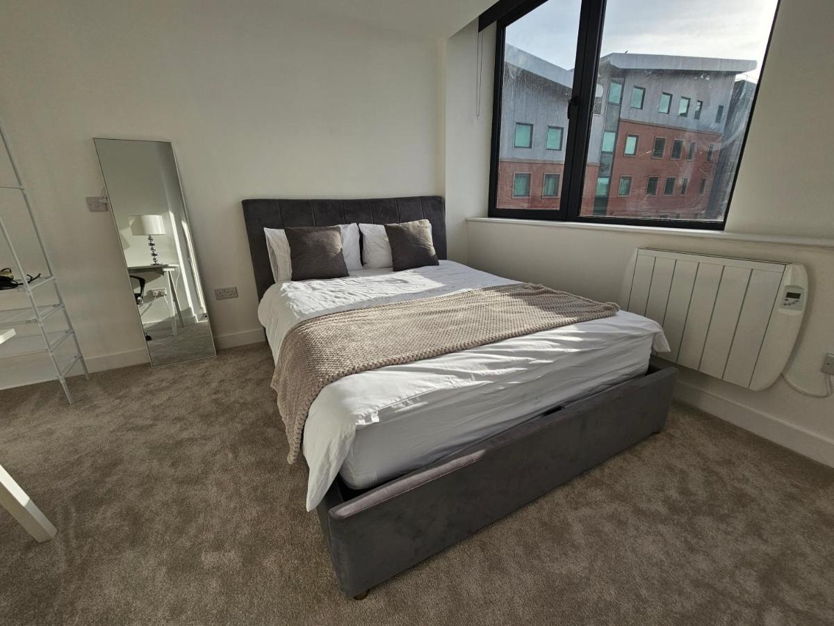 Brand New Trafford Apartment Manchester Esterno foto